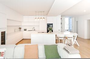 By Saint-sulpice Newly Refurbished 4 BR Apartment