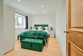 Stylish Dagenham Flat Easy Central London Access