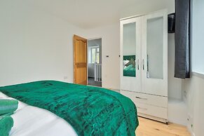 Stylish Dagenham Flat Easy Central London Access