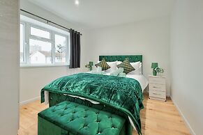 Stylish Dagenham Flat Easy Central London Access
