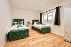 Stylish Dagenham Flat Easy Central London Access