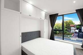 Modern Penthouse in Wembley