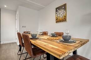 3-bed 2-bath Wembley Apartment With Free Parking
