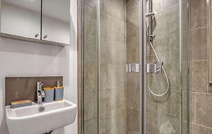 3-bed 2-bath Wembley Apartment With Free Parking