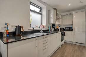 3-bed 2-bath Wembley Apartment With Free Parking