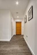 3-bed 2-bath Wembley Apartment With Free Parking