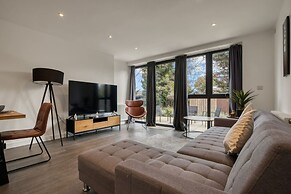 3-bed 2-bath Wembley Apartment With Free Parking