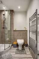 3-bed 2-bath Wembley Apartment With Free Parking