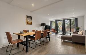3-bed 2-bath Wembley Apartment With Free Parking