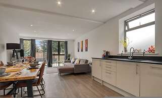 3-bed 2-bath Wembley Apartment With Free Parking