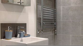 3-bed 2-bath Wembley Apartment With Free Parking
