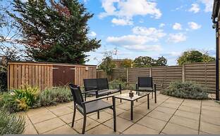 3-bed 2-bath Wembley Apartment With Free Parking