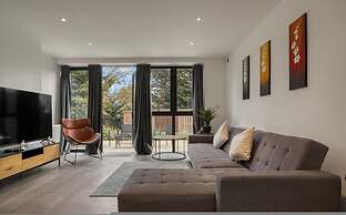 3-bed 2-bath Wembley Apartment With Free Parking