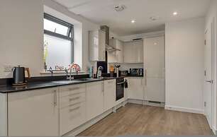 3-bed 2-bath Wembley Apartment With Free Parking