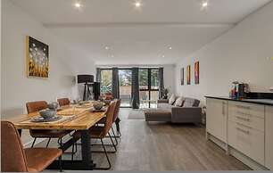 3-bed 2-bath Wembley Apartment With Free Parking