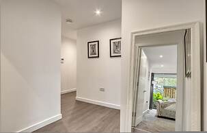 3-bed 2-bath Wembley Apartment With Free Parking