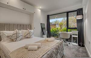 3-bed 2-bath Wembley Apartment With Free Parking