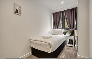 3-bed 2-bath Wembley Apartment With Free Parking