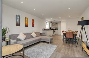 3-bed 2-bath Wembley Apartment With Free Parking