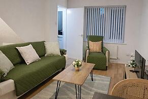 2 Bed Home - Parking for 2, Wifi & Garden