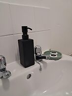 2 Bed Home - Parking for 2, Wifi & Garden