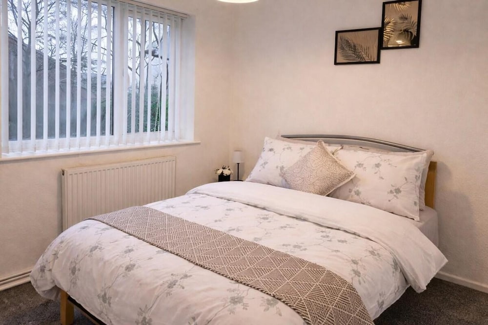2 Bed Home - Parking for 2, Wifi & Garden