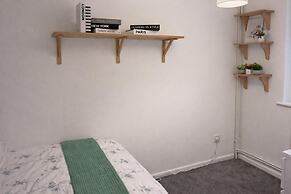 2 Bed Home - Parking for 2, Wifi & Garden