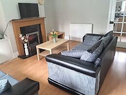 2 Bed Home - Parking, Wifi, Smart Tv