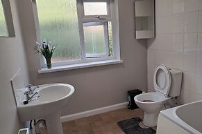 2 Bed Home - Parking, Wifi, Smart Tv
