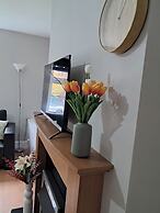 2 Bed Home - Parking, Wifi, Smart Tv