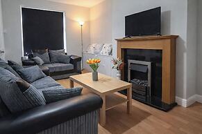 2 Bed Home - Parking, Wifi, Smart Tv