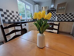 2 Bed Home - Parking, Wifi, Smart Tv