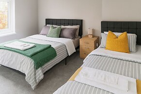 2 Bed Home - Parking, Wifi, Smart Tv