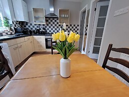 2 Bed Home - Parking, Wifi, Smart Tv