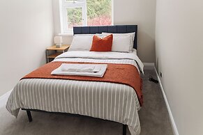 2 Bed Home - Parking, Wifi, Smart Tv