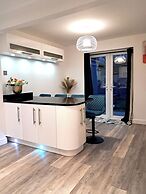 2 Bed Home - Parking, Private Garden, Wifi