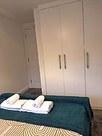 2 Bed Home - Parking, Private Garden, Wifi