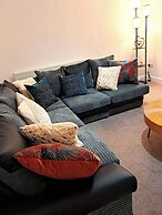 2 Bed Home - Parking, Private Garden, Wifi