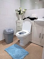 2 Bed Home - Parking, Private Garden, Wifi