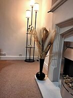 2 Bed Home - Parking, Private Garden, Wifi