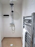 2 Bed Home - Parking, Private Garden, Wifi
