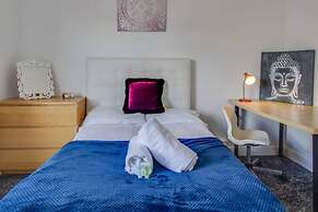 Modern Coventry Stay Sleeps 6