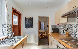 Modern Coventry Stay Sleeps 6