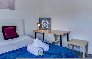 Modern Coventry Stay Sleeps 6