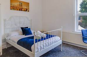 Modern Coventry Stay Sleeps 6