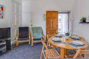 Modern Coventry Stay Sleeps 6