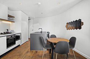 Harbour View Apartment With Pool & Gym