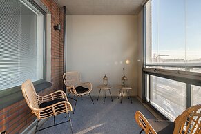 Bright 2BR Apartment with Lake Views