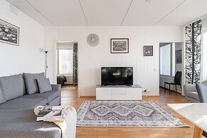 Bright 2BR Apartment with Lake Views