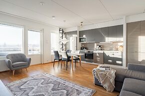Bright 2BR Apartment with Lake Views